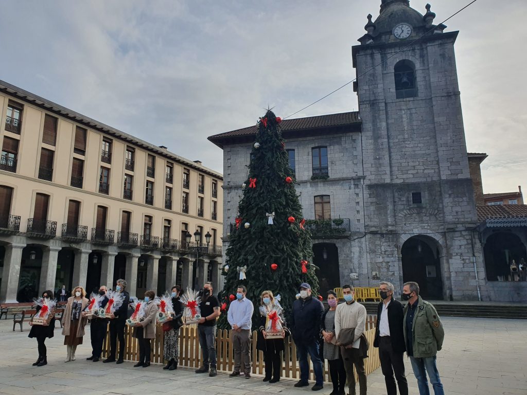 Foto-general-ganadores-e-instituciones-VII-Concurso-Escaparates-de-Ayala-1-1024x768 Aiarako VII. Erakuslehio lehiaketako sarien irabazleak