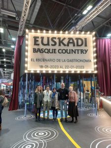 WhatsApp-Image-2023-01-20-at-08.34.31-225x300 La Cuadrilla de Aiaraldea presente en la Feria de Turismo Internacional FITUR 2023