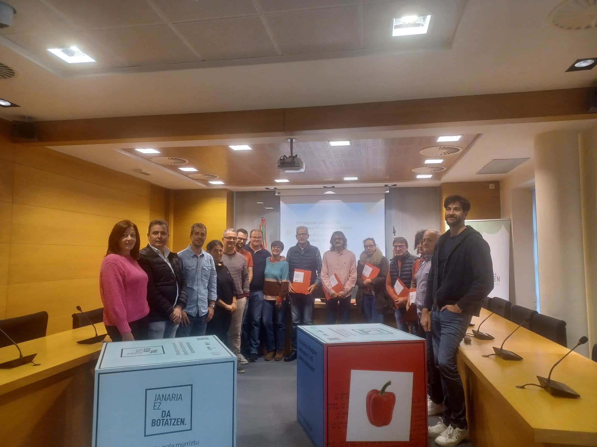 Foto-desperdicio_1-copia Aiaraldeko Kuadrillak, elikagai- hondakinak murrizteko lanean ari diren establezimenduek egindako lana aitortu du