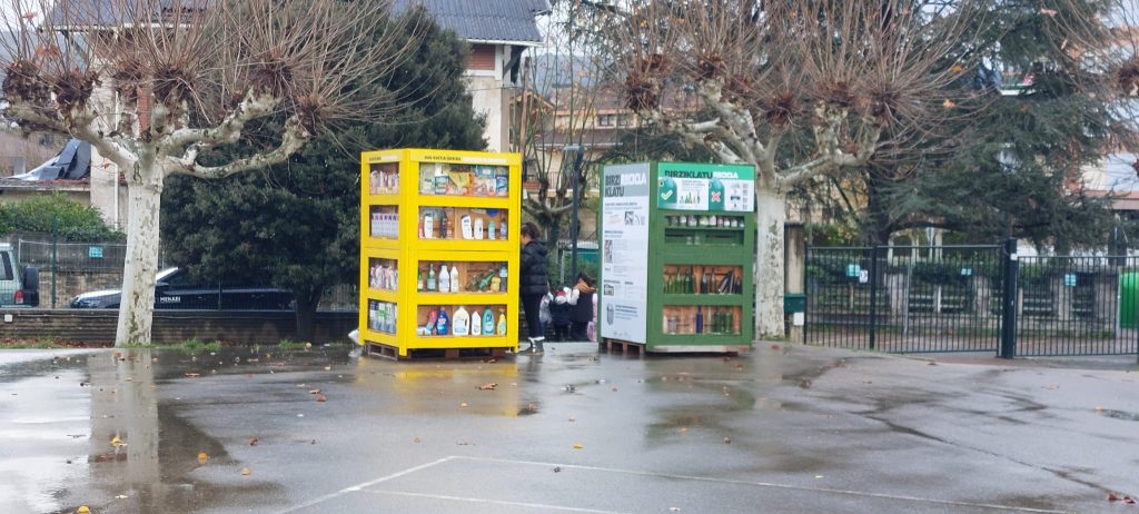 Totem-en-mendiko-eskola-1024x462 La Cuadrilla de Aiaraldea lanza una campaña de concienciación de buenas prácticas de separación de residuos durante las navidades “¡Por unas fiestas más sostenibles, Aiaralde Zirkularra!”