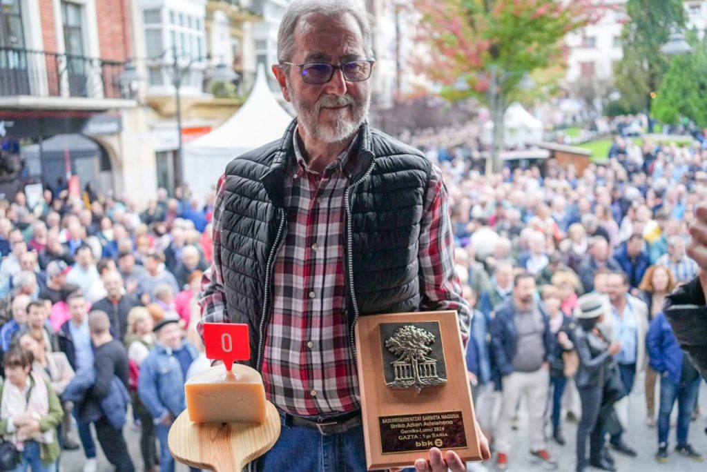queseriaagui-1024x684 Un queso de la Quesería Aguiñiga, ganador del último lunes de octubre de Gernika 2014