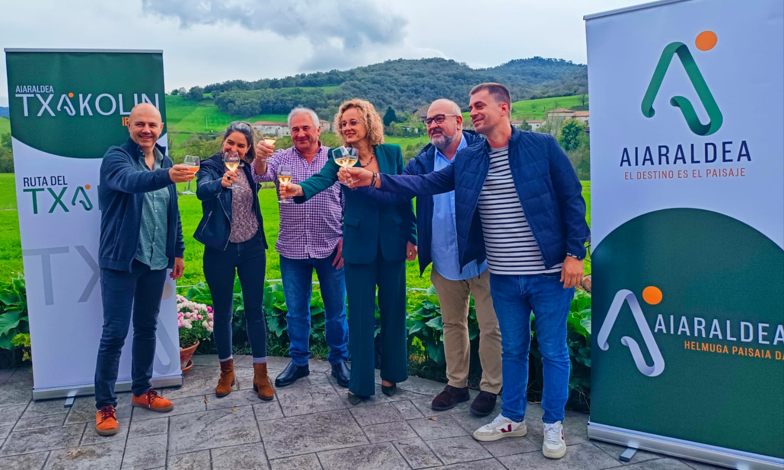 FOTO12 La Cuadrilla de Aiaraldea da comienzo a la cuarta edición de Txakoli Bizi con una presentación y brindis en la Quesería Aguiñiga