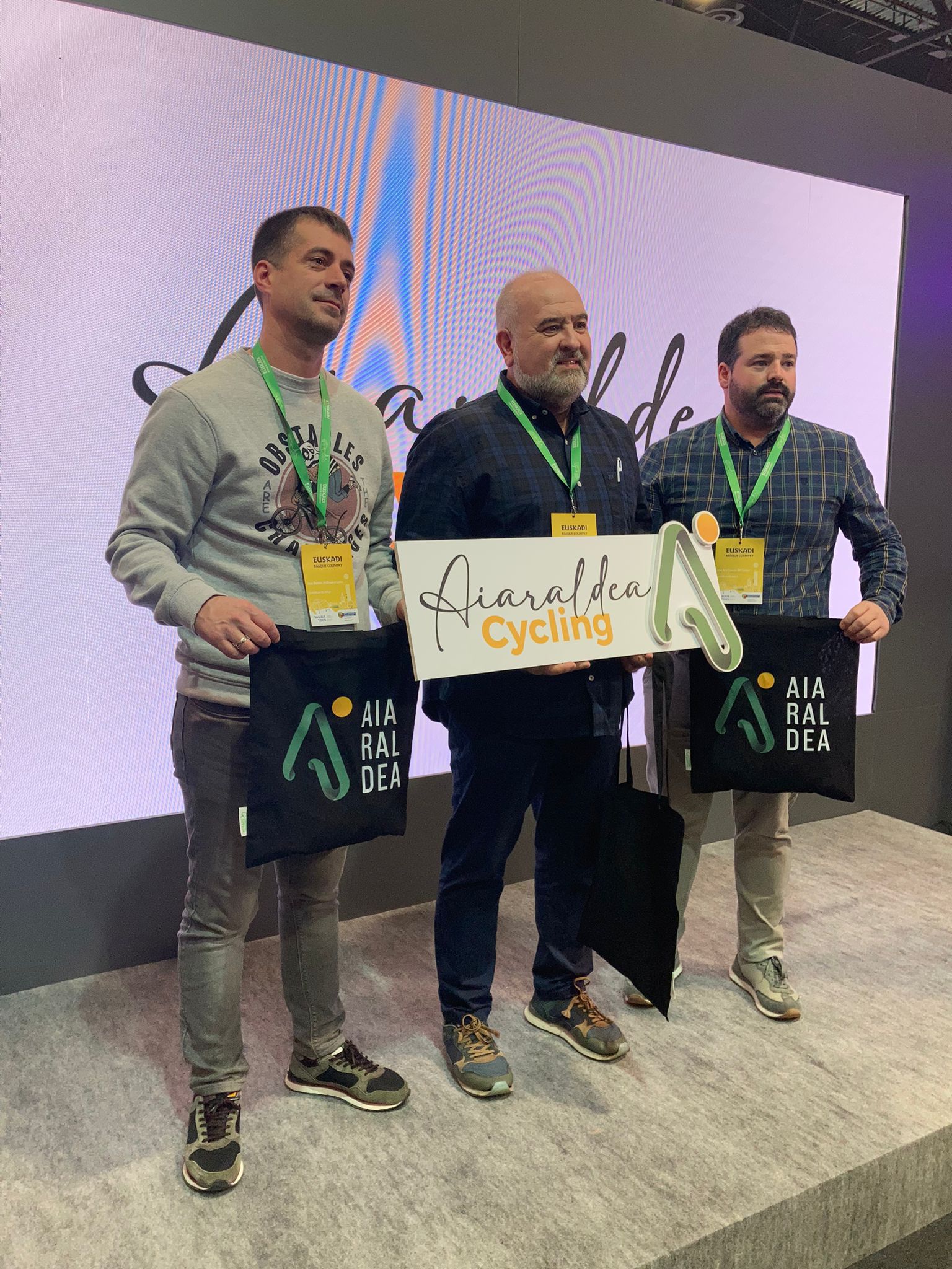 2 Exitosa presentación en FITUR de Aiaraldea Cycling, proyecto basado en 5 rutas ciclistas que atraviesan la bella comarca alavesa