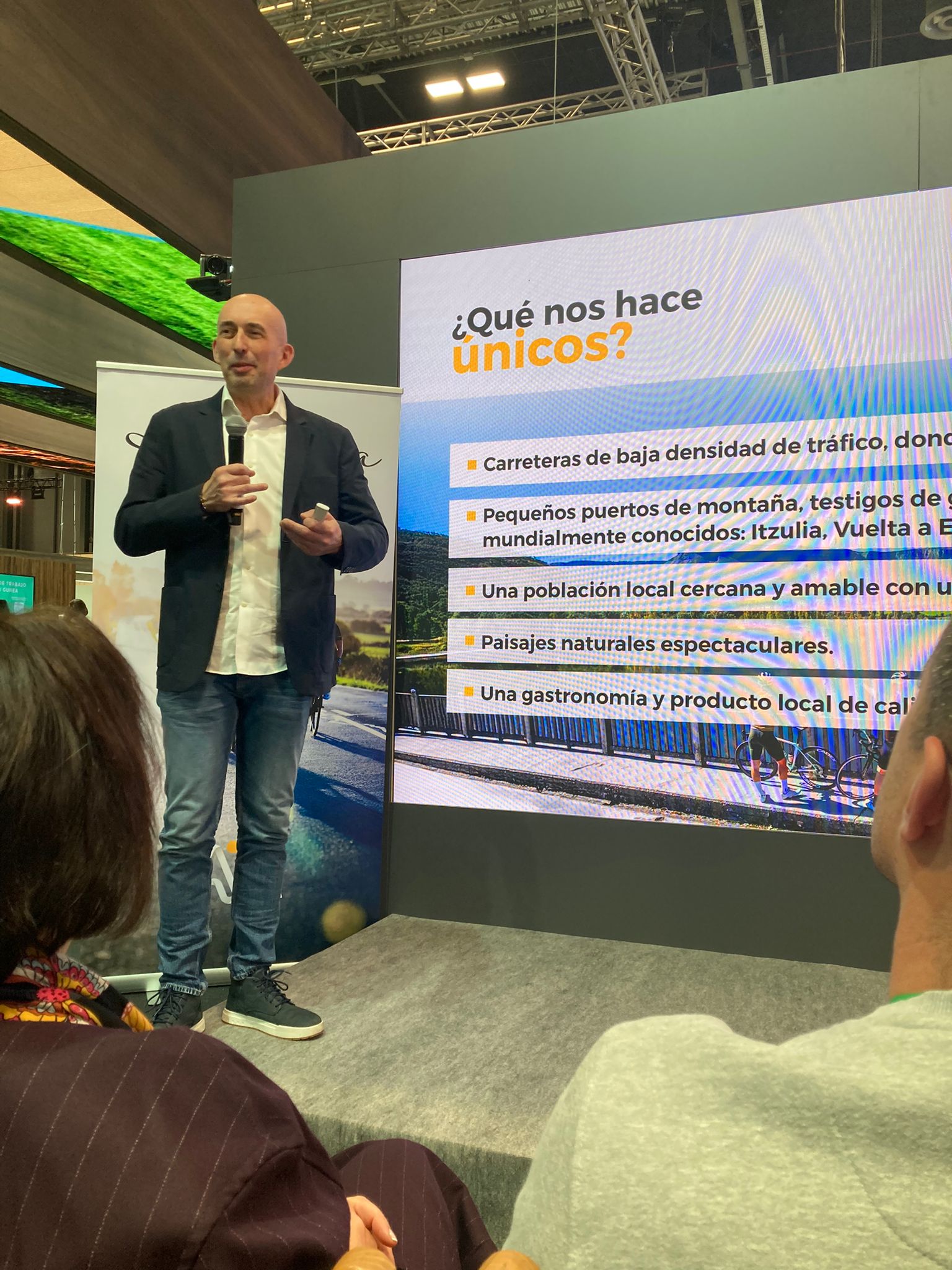 6 Exitosa presentación en FITUR de Aiaraldea Cycling, proyecto basado en 5 rutas ciclistas que atraviesan la bella comarca alavesa