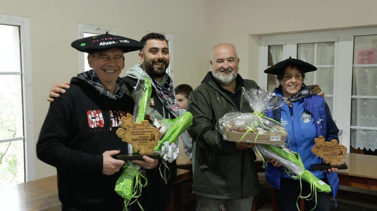 2-2 La Cuadrilla de Aiaraldea, representada por su presidente Iñigo Pinedo,  entrega los premios a los ganadores del campeonato de Álava de Bolatoki
