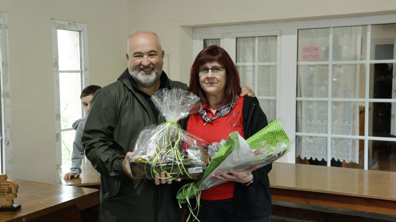 3 La Cuadrilla de Aiaraldea, representada por su presidente Iñigo Pinedo,  entrega los premios a los ganadores del campeonato de Álava de Bolatoki