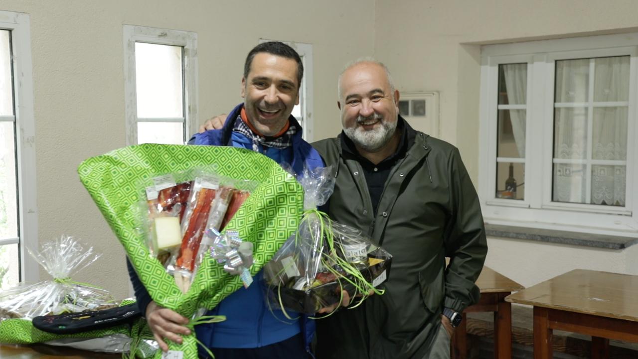 4 La Cuadrilla de Aiaraldea, representada por su presidente Iñigo Pinedo,  entrega los premios a los ganadores del campeonato de Álava de Bolatoki