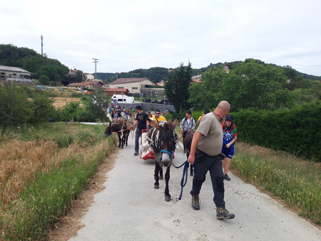 image001 La Cuadrilla de Aiaraldea colabora con las asociaciones Azirkarte e Ikiriki en un circo social que recorrerá Aiaraldea “a paso de burra”