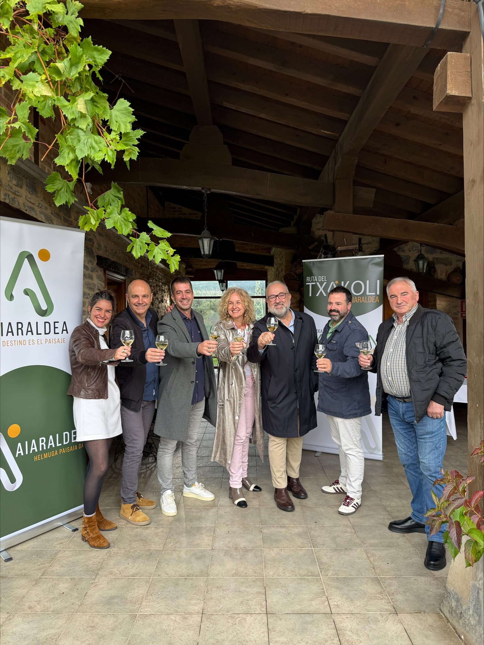 fotopresentacion-scaled La Cuadrilla de Aiaraldea arranca la quinta edición de Txakoli Bizi con una presentación y brindis en la Casa Rural Garabilla