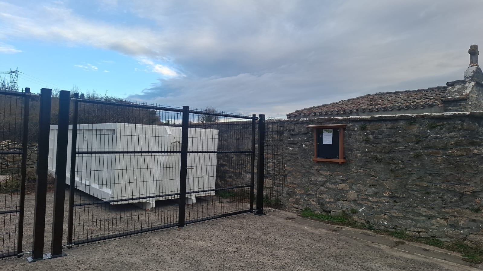 Zona-de-acopio-Izoria-2 Izoriak adarrak batzeko hondakinen bilketa-gune bat ezarri du Aiaraldeko Kuadrillarekin elkarlanean