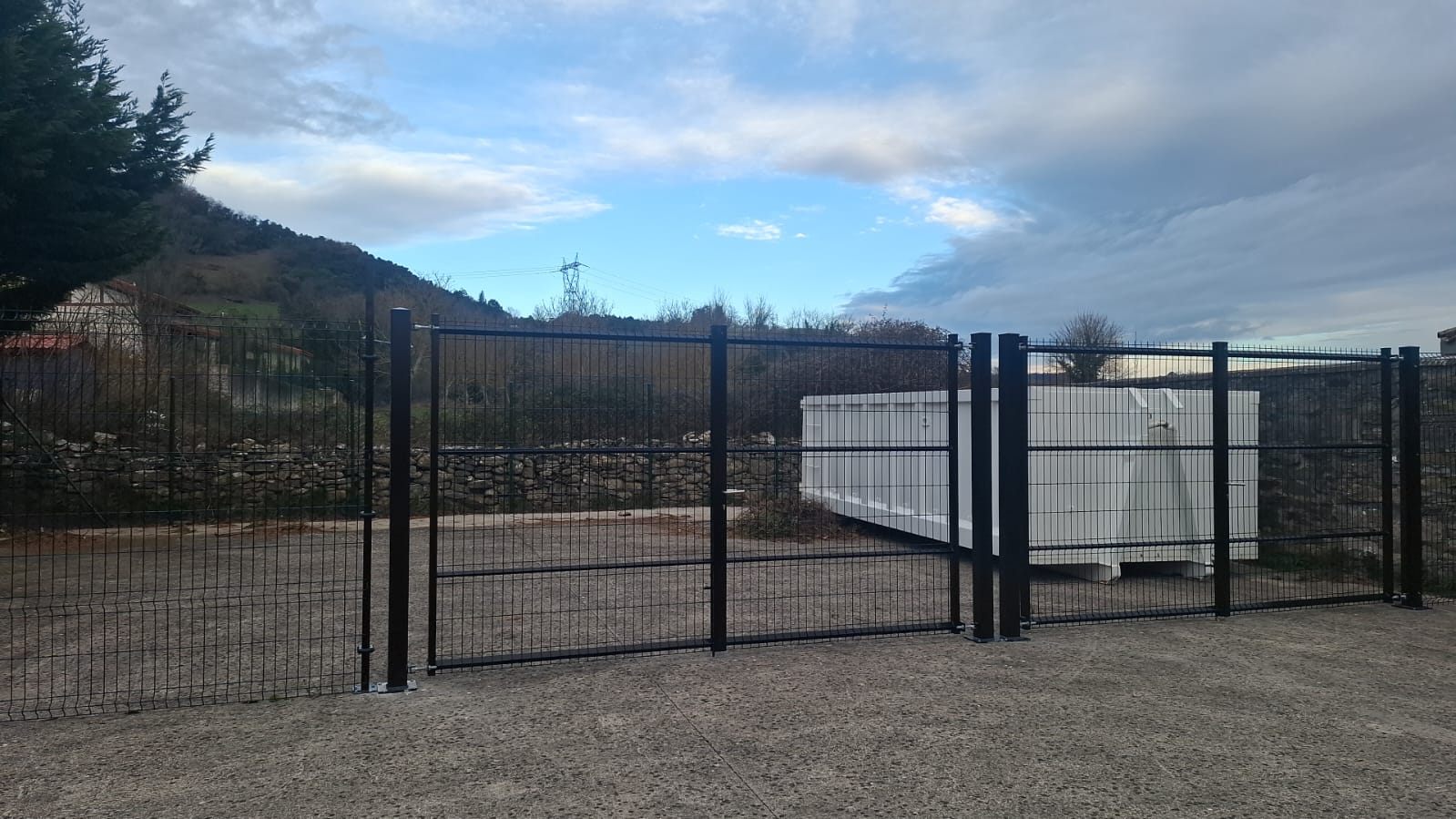 Zona-de-acopio-Izoria Izoriak adarrak batzeko hondakinen bilketa-gune bat ezarri du Aiaraldeko Kuadrillarekin elkarlanean